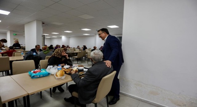 Başkan Savran depremzedelerle bir araya geldi