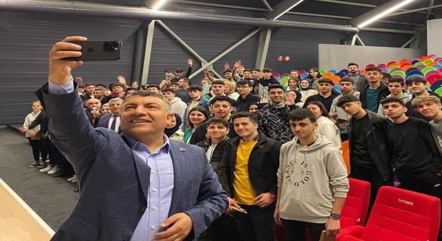Başkan Şayirden öğrencilere: Ben sizin abinizim