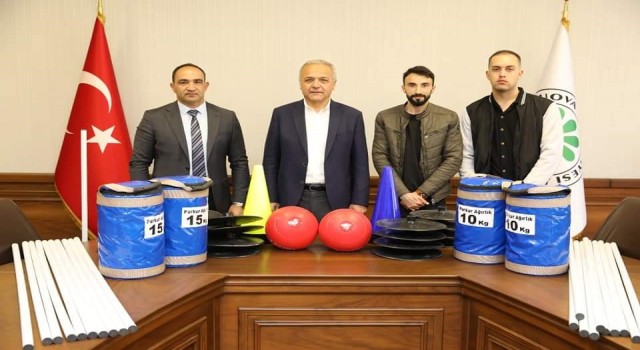 Başkan Üçoktan gençler için spor malzemesi desteği