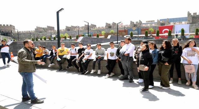 Başkan Yalçından kırsaldaki öğrencilere müze sürprizi
