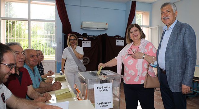 Başkan Zeydan Karalar ve eşi Nuray Karalar oy kullandı
