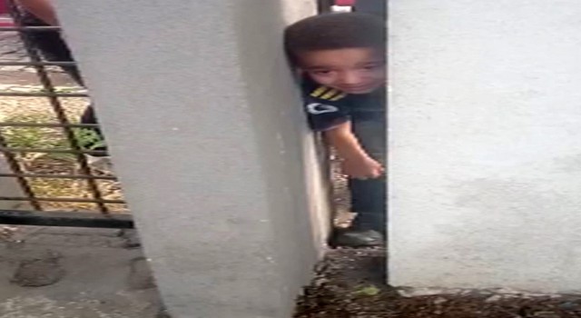 Batmanda kafası duvara sıkışan çocuğu itfaiye kurtardı