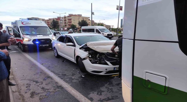 Batmanda otomobil belediye otobüsüne arkadan çarptı: 1 yaralı