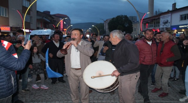 Bayburtta davul zurnalı seçim kutlaması erken saatlerde başladı