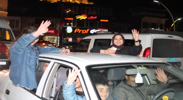 Bayburtta seçim kutlaması gece geç saatlere kadar devam etti