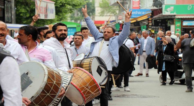Bayram değil seyran değil: Davulcuları sokaklarda görenler şaşırdı