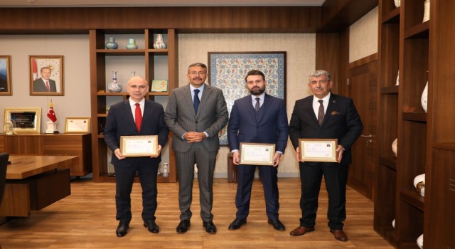 Belediye Başkan Yardımcıları Abdullah Damcı, Murat Arık ve Ertuğrul Cevahire başarı belgesi