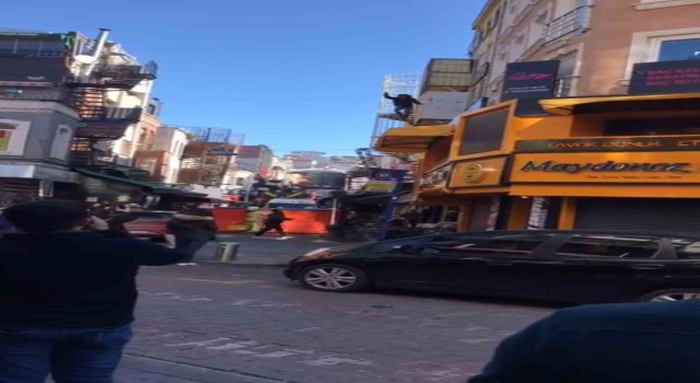 Beşiktaşta 4. kattan iş yerinin tentesine düştü: O anlar kamerada