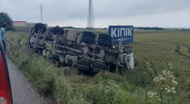 Beton mikseri düz yolda devrildi: 1 ölü