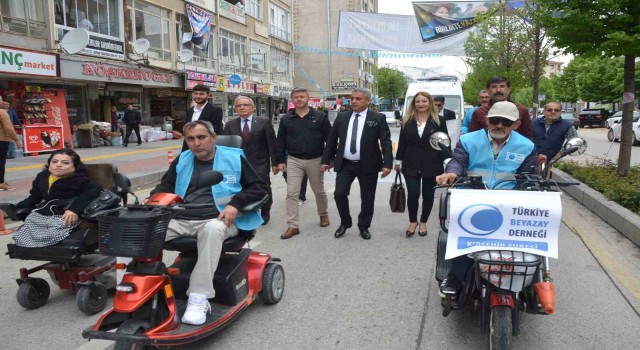Beyazay Derneği, engellerin kalkması için yürüdü