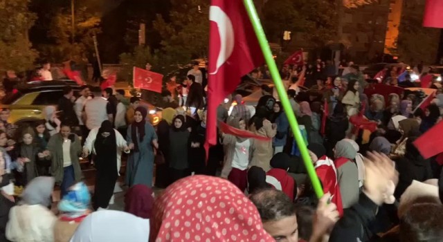 Beylikdüzünde zafer kutlamaları gece yarısına kadar sürdü