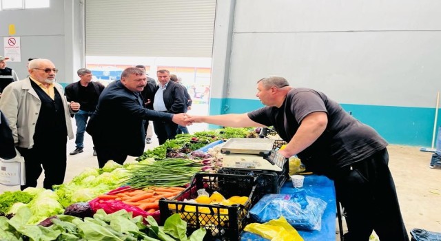 Beylikova Belediye Başkanı Özkan Alp, Cumhur İttifakı mensuplarıyla birlikte ilçe pazarını ziyaret etti