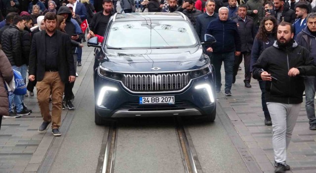 Beyoğlu Belediye Başkanı Haydar Ali Yıldız yerli otomobil TOGG ile Taksim Meydanına geldi