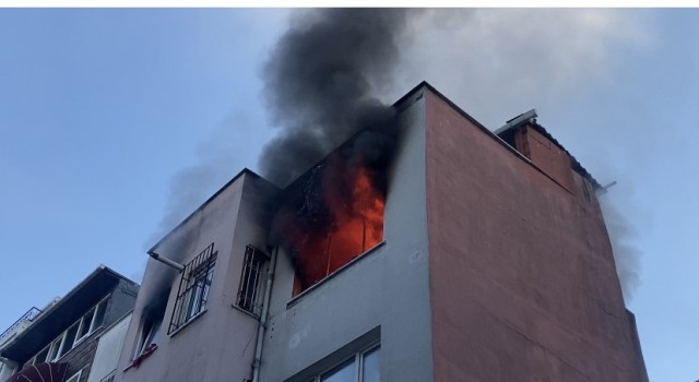 Beyoğlunda korkutan yangın: 4 katlı binanın çatı katı alev alev yandı