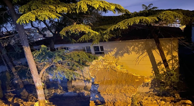 Beyoğlunda okul bahçesine istinat duvarı çöktü, 3 bina boşaltıldı