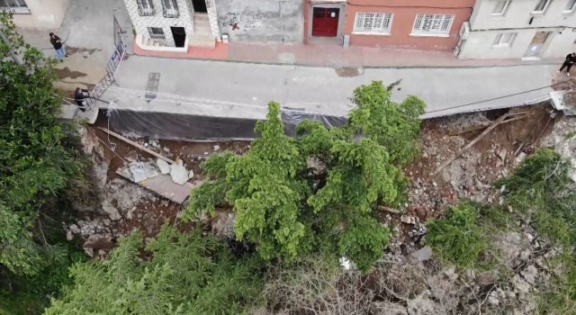 Beyoğlunda okulun bahçesine istinat duvarı çöktüğü alan havadan görüntülendi
