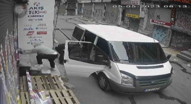 Beyoğlunda yarım milyonluk kablo hırsızlığı kamerada