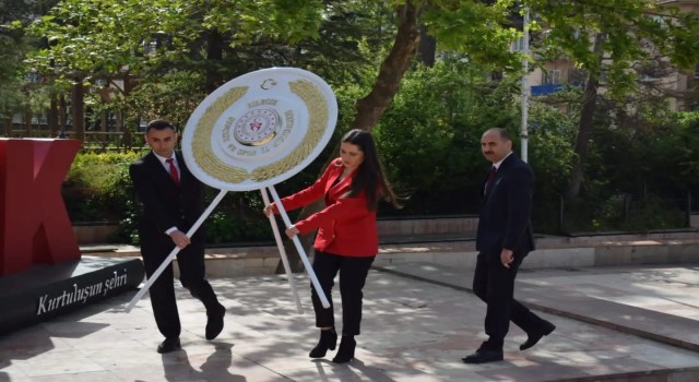 Bilecikte Gençlik Haftası Atatürk Anıtına konulan çelenkle başladı