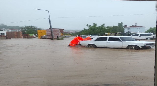 Bilecikte sağanak yağış sonrası alt geçitte araç içinde mahsur kalan 6 kişi kurtarıldı