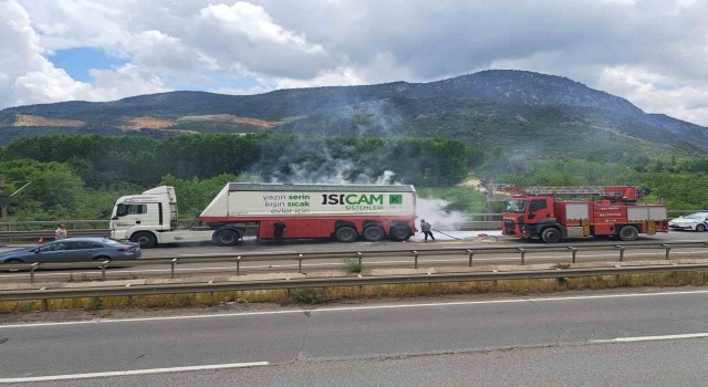 Bilecikte seyir halindeki tır bir anda alev aldı