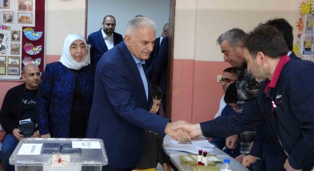 Binali Yıldırım Tuzlada oy kullandı