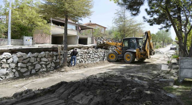 Binbirevlerde tehlike arz eden taş duvar yenileniyor