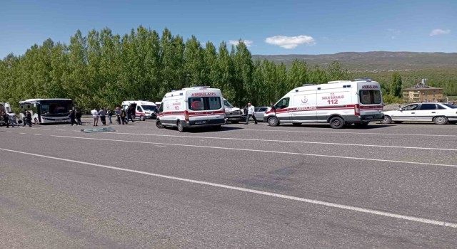 Bingölde halk otobüsü ile minibüs çarpıştı: 14 yaralı