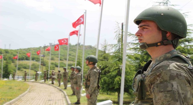Bingölde kalleşçe şehit edilen 33 asker anıldı