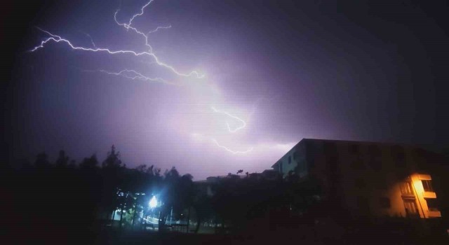 Bingölde şimşekler geceyi gündüze çevirdi