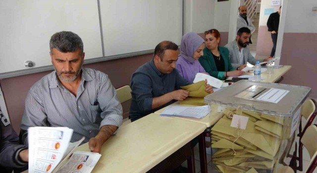 Bitliste yapılan seçimlerde iki parti meclise girdi