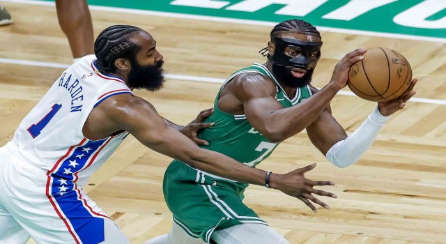 Boston, Philadelphiayı 34 sayı farkla yenerek seriyi 1-1e getirdi