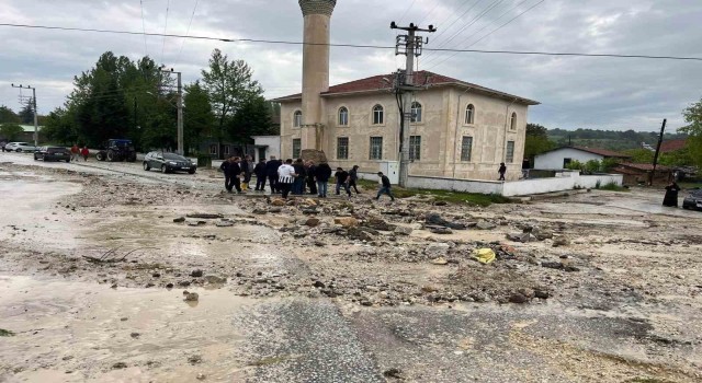 Bozüyükte sel nedeniyle bazı evleri su bastı, araziler zarara uğradı