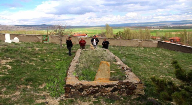 Bu mezarı görenler gözlerine inanamıyor, rivayetler ise dikkat çekiyor