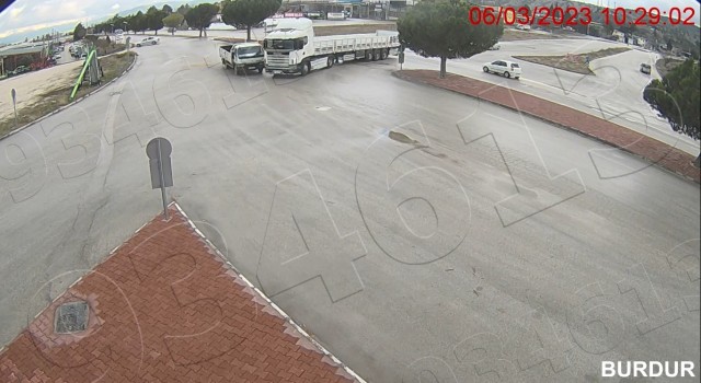 Burdurda meydan gelen trafik kazaları kameralara yansıdı