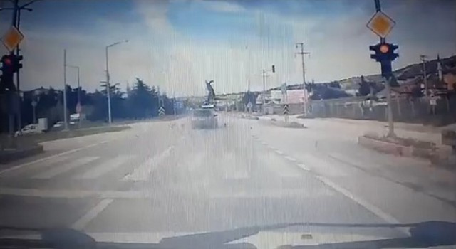 Burdurda motosiklet sürücüsünün öldüğü kaza araç kamerasına yansıdı