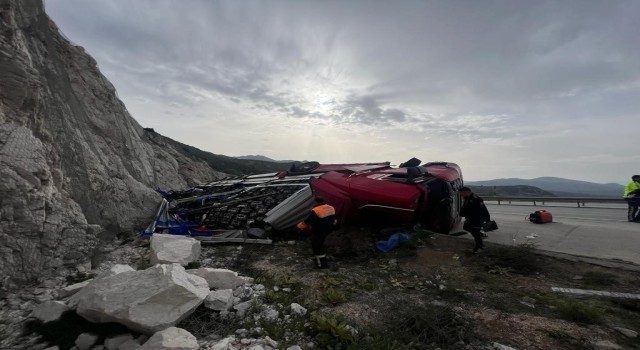 Burdurda tır şarampole devrildi: 2 yaralı