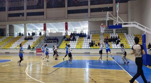 Burhaniyede Basketbol Okul Sporları Genç Kız Bölge Müsabakaları başladı
