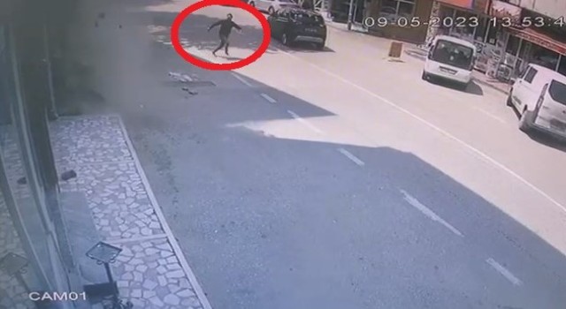 Bursada 4 katlı bina yıkım sırasında çöktü, enkazın altında kalmaktan son anda kurtuldu