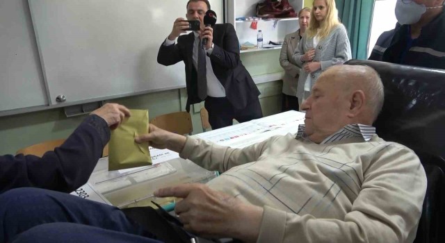 Bursada engeli olan vatandaşlar sandığa ambulansla taşındı