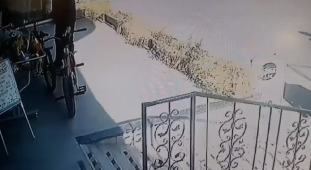 Bursada güpegündüz bisiklet hırsızlığı kamerada