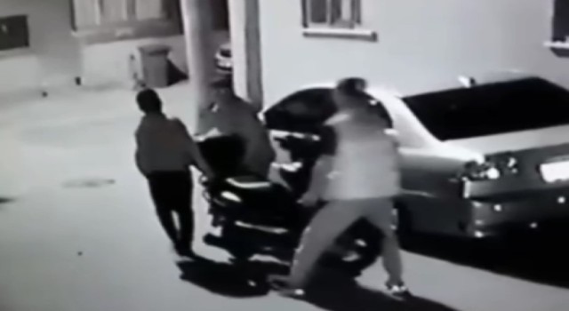 Bursada hırsızlar motosikleti kucaklayarak çaldılar