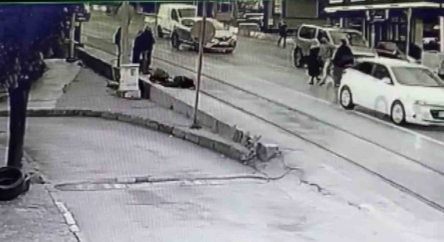 Bursada karayolundan karşıya geçen vatandaşın ölümden döndüğü anlar kamerada