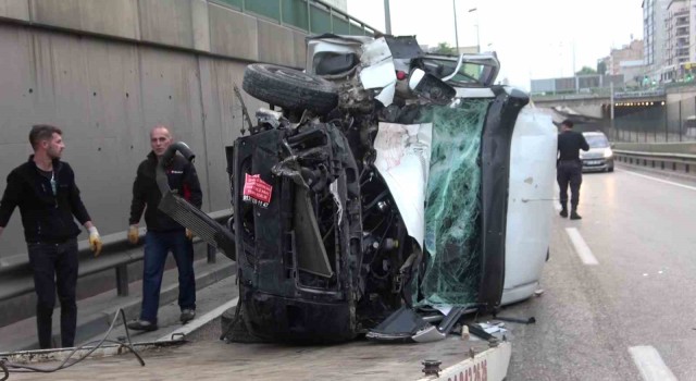 Bursada kontrolden çıkan ticari minibüs devrildi: 1 yaralı