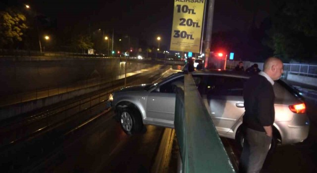 Bursada kontrolden çıkıp bariyerlere saplanan otomobil 5 metre yükseklikte asılı kaldı