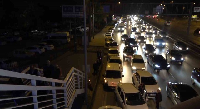 Bursada sayılan oylar YSKya teslim edildi, kilometrelerce kuyruk oluştu