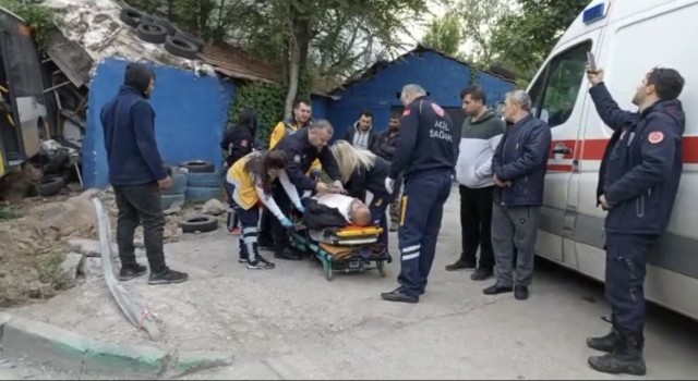 Bursada servis otobüsü ile halk otobüsü çarpıştı: 2 yaralı