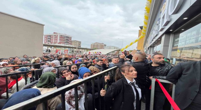Bursada ucuzluk izdihamı...Birbirlerini ezip dükkanı talan ettiler
