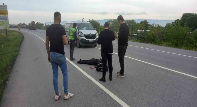 Bursada yolun karşısına geçmek isteyen yayaya minibüs çarptı