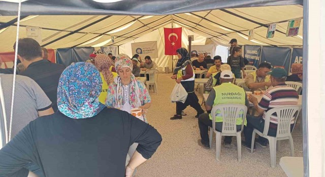 Büyükşehirin deprem bölgesine yardımları sürüyor
