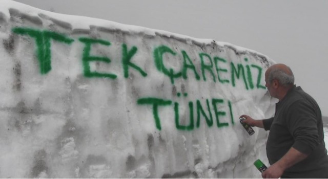 Camili köyü sakinleri AK Parti Artvin Milletvekili adayı Faruk Çelikten tünel istedi